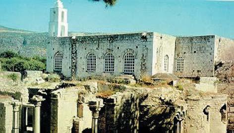 Resim 66: Demre Aziz Nikolaos Kilisesi, Antalya Bazilikalar sütun dizileri ile neflere ayr lm fl, dikdörtgen plânl d r.