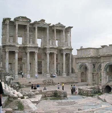 ? Yunanl lar, tap naklardan baflka agora (pazar) alanlar, kapal tiyatro biçiminde yap lan bouleterion (flehir meclisleri)lar, konser binalar olan odeonlar, gençlerin antrenman yapmalar n ve e itim