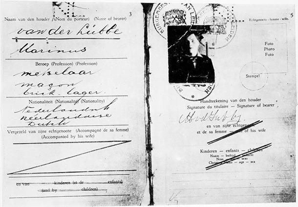 Marinus van der Lubbe nin pasaportu 21 Eylül 1933 tarihinde Reichstag yangını duruşmaları başladı. Marinus, mahkeme salonuna getirildiğinde ayakta duracak hali yoktu.