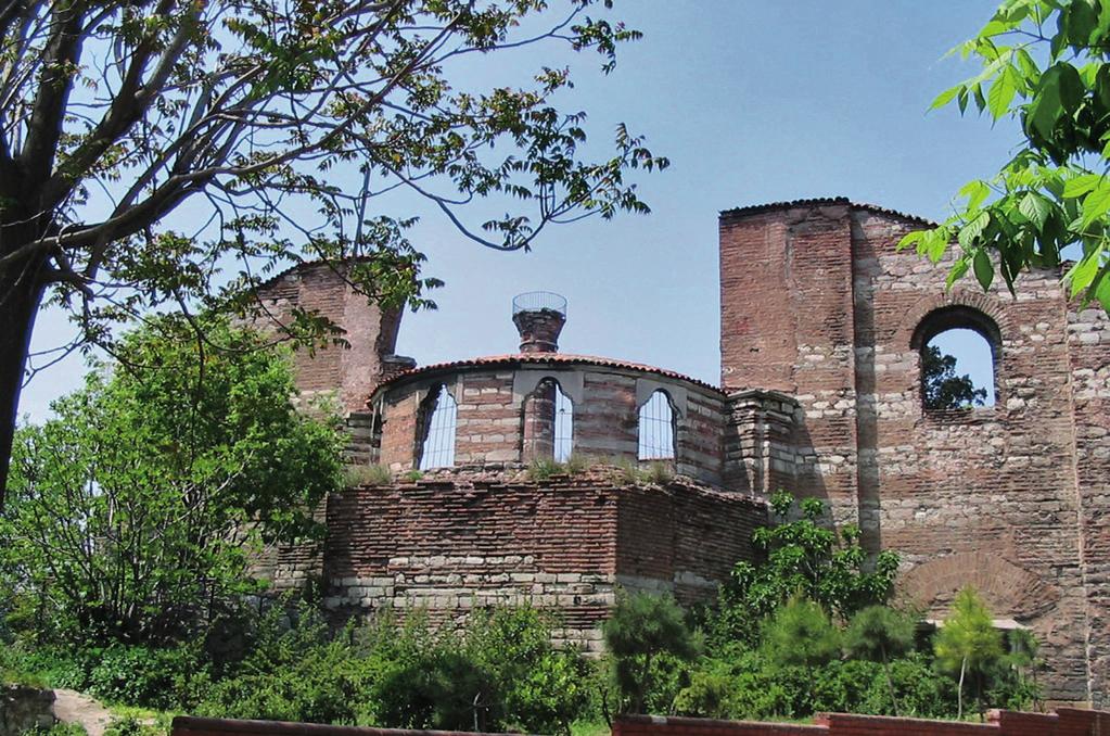 Vakıf Restorasyon Yıllığı Yıl: 2012 Sayı: 4 İmrahor İlyas Bey Camii ve Osmanlı Döneminde Geçirdiği Tamirler Fotoğraf 1 Caminin doğusundan görünüş (2004) ve nakışlı biçimde yeniden yapılması için