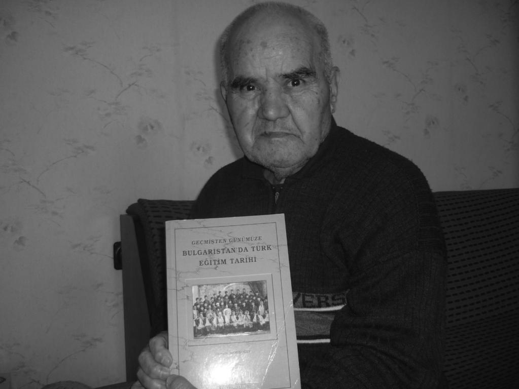 23 Şubat 2011 Sayfa 3 Abdülkadir Aptişev: Türkçe okunmazsa, millet olarak kayboluruz! Abdülkadir Aptişev, Kırcaali bölgesinde en gözde gelen Türk Dili ve Edebiyatı hocalarından biri.