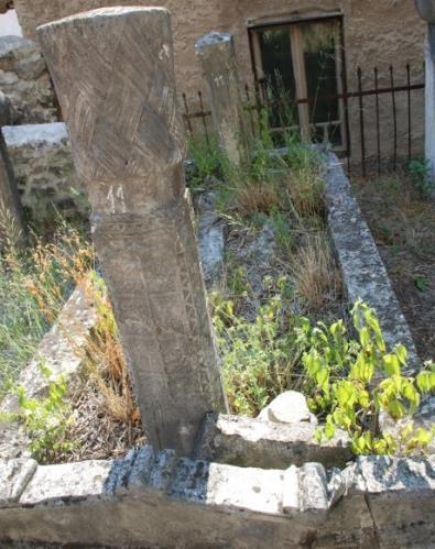 Hazirede 1 tane mezar taşı (Kat No:11) bu mezar tipine girmektedir. Anadolu daki örneklerden Sinop Boyabat taki mezarlıkta 22 tanesi(çal2015,s.