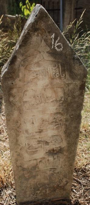 Bu tip mezar taşları, dikdörtgen gövdeli önden düşey dikdörtgen görünüşlü olup taşın üst kısmı ters V şeklinde bitmektedir.