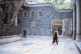 Türbe sekizgen plân kurulufluyla medrese avlusunun kuzeybat s nda yer almaktad r. Böylece mihrap ekseni üzerinde yeralan türbe ile cami ve medrese ayn avluyu paylafl r.