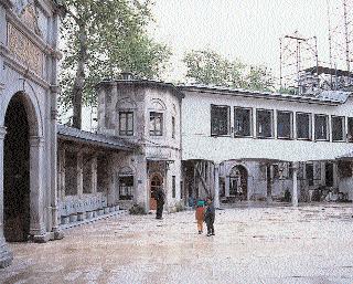 Osman n annnesi Hatice Sultan n türbe kap s bitifli indeki mekân (Cüzhane yi), Çandarl brahim Pafla n n flad rvan havuzunu, avlunun iki taraf ndaki musluklar Bezirgânbafl smail A a taraf ndan yapt r