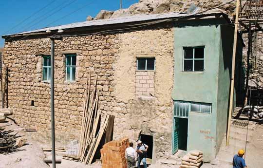 Yapının üstüne sonradan ikinci kat eklendiği için orijinal üst örtüsü belli değildir. Güneydoğu köşedeki yuvarlak kemerli bir kapıdan harime girilir.