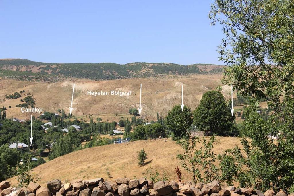 Havzada litolojinin tüf, kil ve marndan oluştuğu sahalarda heyelanlar görülmektedir.