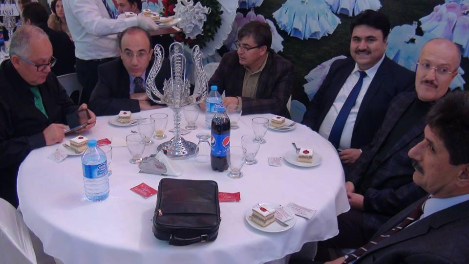 Havran Daire Müdürleri her iki ailenin akrabaları ve dostları katıldı.belediye Başkanımız Sayın Emin Ersoy nikahı kıydıktan sonra çiftlere kahve fincanı seti hediye etti.