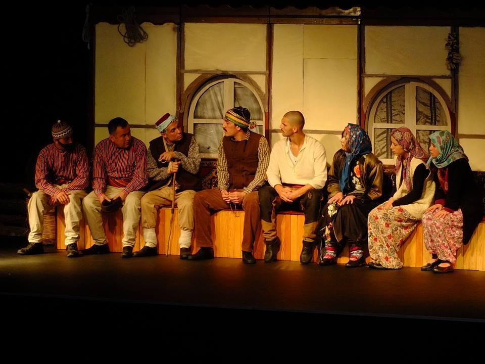 15: ÖNCE VATAN OYUNU LĠSE ÖĞRENCĠLERĠ ĠÇĠN SERGĠLENDĠ Belediyemiz Sanat Kulübü bünyesinde faaliyet gösteren Tiyatro ekibi