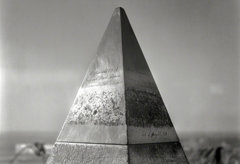 Alüminyumun Kısa Tarihçesi Washington Anıtının tepesindeki alüminyum piramit 1934 senesinde yıldırım düşmesi nedeniyle yenilenmişti. Fotoğraf: Theodor Horydczak (1934).