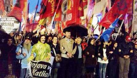 İSTANBUL DA ROJAVA VE ORTADOĞU DAKİ KATLİAMLARA KARŞI YÜRÜYÜŞ YAPILDI KESK, DİSK, TMMOB ve TTB nin çağrısı ile çok sayıda siyasi parti ve gençlik örgütleri, Rojava ve Ortadoğu da IŞİD eliyle