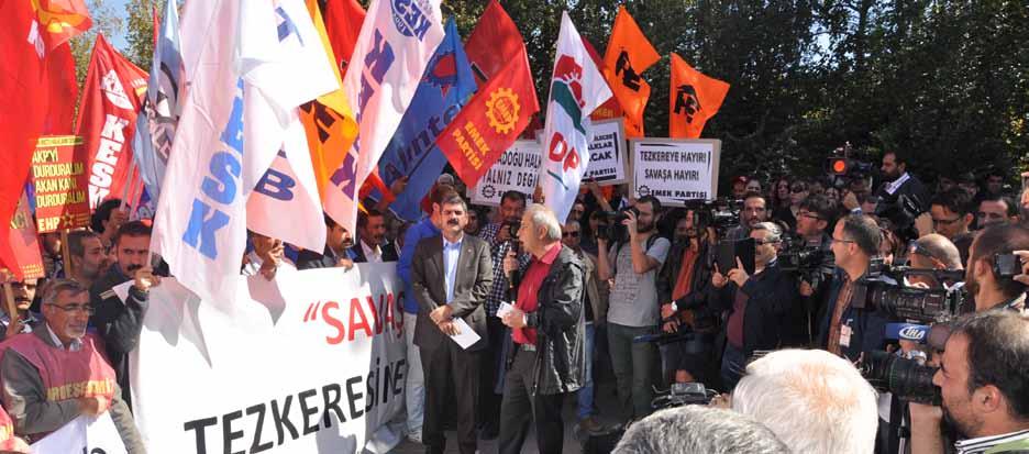 Sınırı aşarak Kobanê ye geçen ve aralarında gazeteciler ile siyasi parti temsilcilerinin de bulunduğu kişiler ile binlerce kişinin katıldığı yürüyüşte, Rojava ve Ortadoğu daki katliamlara son