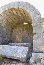 mezar anıtı olarak kullanıldıg ını düs ündürmektedir (Res. 6). 2011 yılı çalıs malarının yog unlas tıg ı kırsal yerles imlerden bir dig er ise Paslı olmus tur.