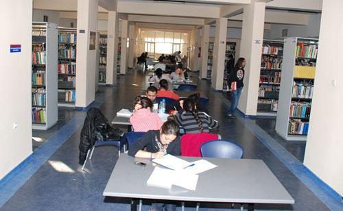 3.2 Kütüphane Kaynakları Merkez kampusünde bulunan kütüphane binamız 7.000 m² lik bir alana sahip olup, okuma amaçlı kullanılan salonlar ile birlikte koleksiyonların bulunduğu salonlarımız mevcuttur.