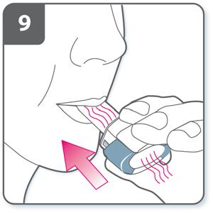 İlacı içinize çekin: İlacın derin nefes alma yoluyla solunum yollarına çekilmesi için: İnhalasyon cihazını şekilde görüldüğü gibi tutun. Yandaki düğmeler sağa ve sola bakmalıdır.