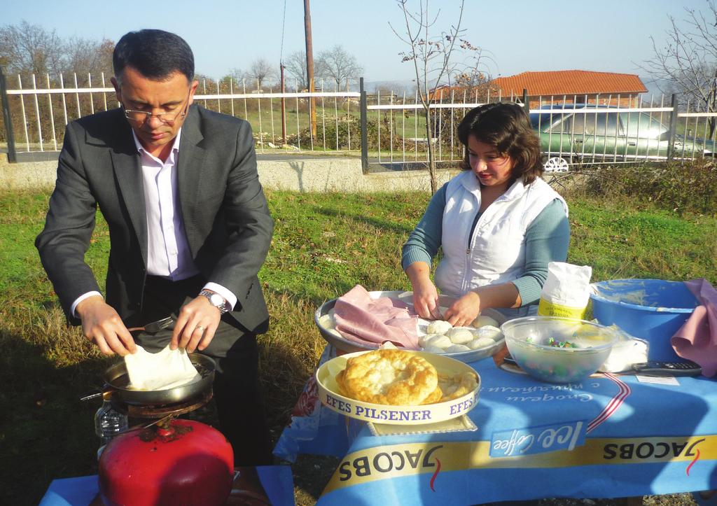 Çörek hamurunun yoğurulmasında ve pişirilmesinde kendisine ev sahibi konumunda olan muhtar Basriye Hayrulla komşularıyla birlikte yardım ettiler.