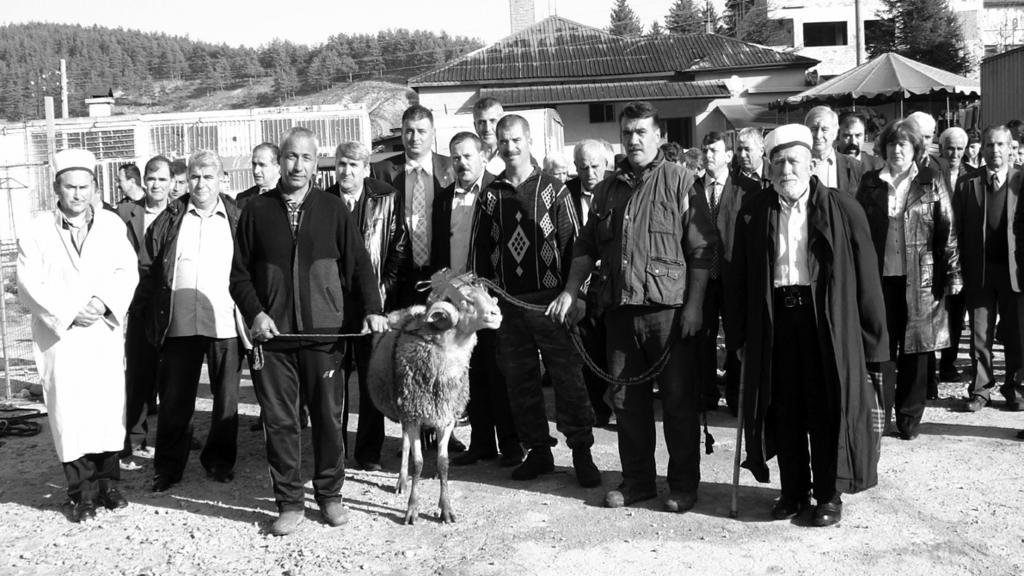 24 Kasım 2010 Sayfa Зарадваха бедните на Курбан Байрам в Черноочене Община Черноочене раздаде месото на овен като курбан на социално слаби жители в района.