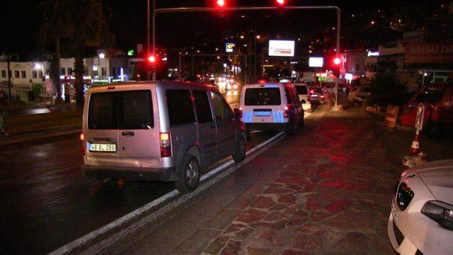 Aydın bölgesinde bir minibüs dolusu kaçak göçmeni yakalayan Jandarma ekipleri plakasını belirledikleri bir otomobilin öncü olarak Bodrum a seyir ettiği ve araç içinde silahlı organizatörlerin