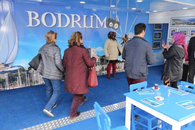 Fikret Hıdır, Zonguldak Belediye Başkanı Muharrem Akdemir e Bodrum Belediye Başkanları ve Bodrum kitaplarını hediye etti.