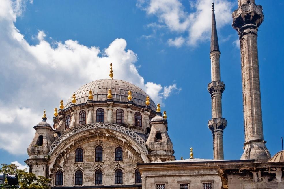 Nusretiye Camisi Tophane Caddesi ndeki gezimiz sırasında bir mola verip öğle yemeğimizi alıyoruz. Yolun karşındaki St. Benoit Lisesi, çok köklü bir geçmişe sahip.