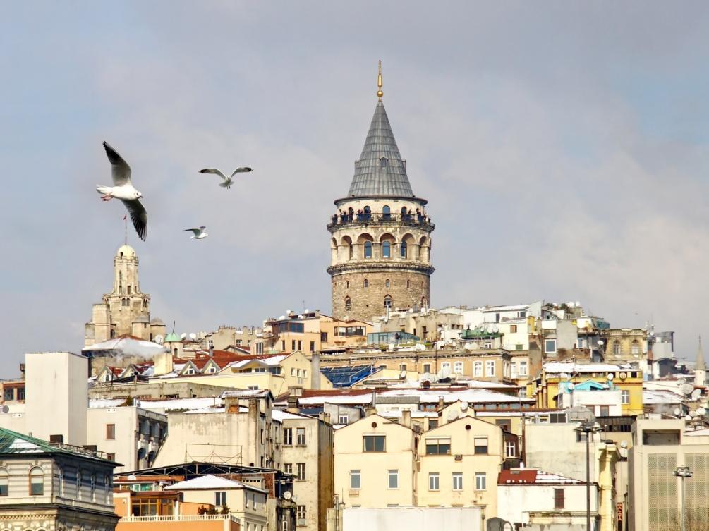 Galata Kulesi ve solunda yükselen İngiliz Hastanesi Cenevizlilerden günümüze gelen en önemli yapılar arasında Ceneviz Podestatlığı bulunuyor. St.