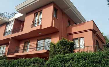 4 + 2, 275 m 2 brüt alanlı ikiz villa; Villamızın ön, yan ve arka tarafl arında bahçeleri bulunmaktadır. Önü açık, doğa manzaralı konumludur. Büyük salonu ve yatak odası vardır. 1.680.000 1.700.