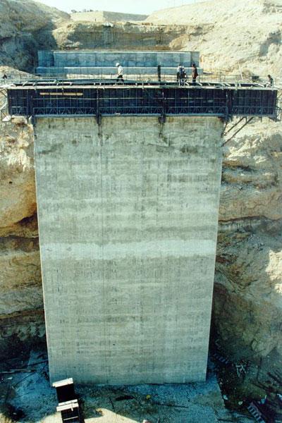 üzere 3 açıklık ve toplam boyu 287 metredir. Eni ise 11.50 m dir. Yapımı 11.040.000 USD mal olmuştur. Köprünün yapımına 23.02.1983 tarihinde başlanılmış 08.04.1986 tarihinde tamamlanarak trafiğe açılmıştır.