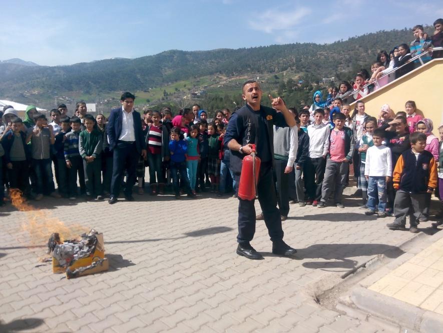 Ethem Demir in katılımıyla, yangın ve deprem anında zararı azaltmaya yönelik eğitim verilip, tatbikat yapılmıştır.