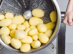 patatesi soymak sadece birkaç dakikadır.