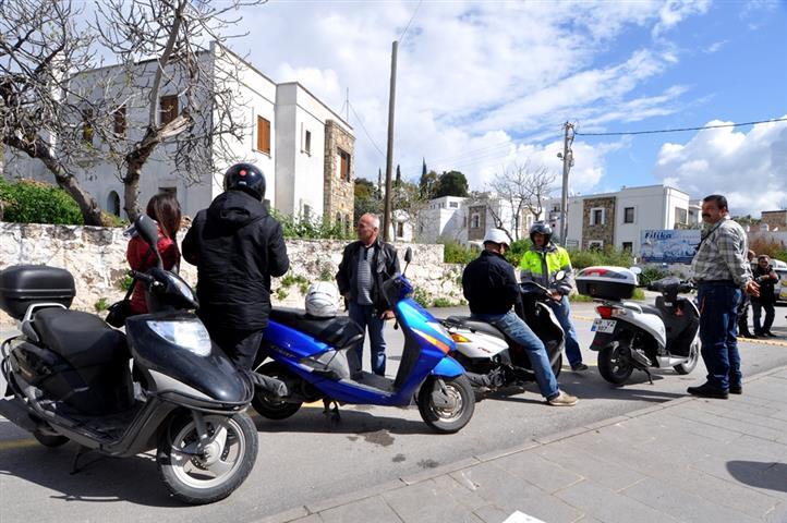 Yapılan uygulamalar sırasında bir çok kasksız sürücüye ceza uygulanırken, evrakları tam olmayan motosikletlerde ekiplerce trafikten men edildi.