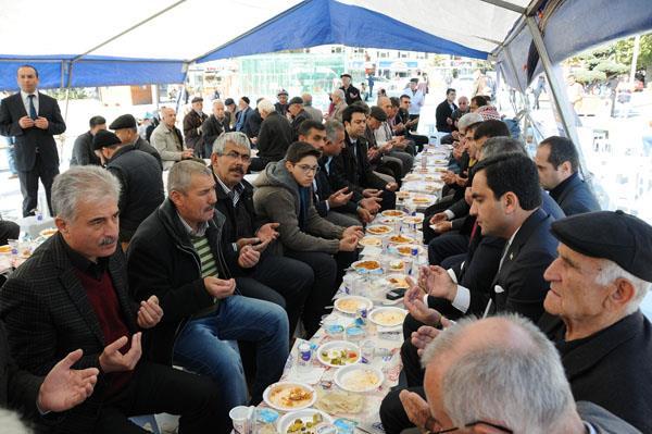 Ahi Pilavı Dağıtıldı 06.02.2015 Cuma günü Cacabey Meydanında Cuma Namazını müteakip vatandaşlarımıza Ahi Pilavı ikramı yapıldı.