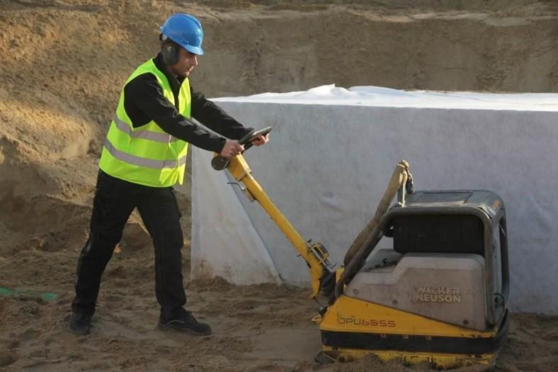 11. Aşama : Kurulan sistemin çevresinde kalan boşlukları, uygun toprak tipi ile en fazla 30 cm'lik katmanlar halinde sıkıştırarak doldurulup, üst giriş seviyesine kadar aynı bir şekilde