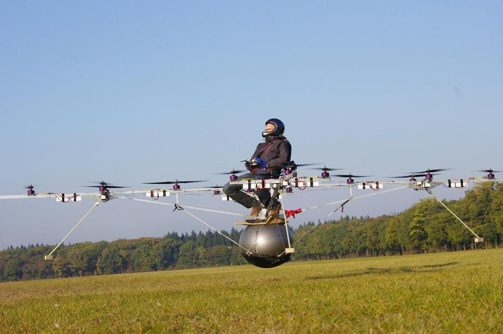 BÖLÜM 1 GİRİŞ 1.1. MULTICOPTERLER 1.1.1 TANIM TDK nın tanımına göre helikopter: (Fransızca hélicoptère) Dik iniş ve çıkış yapabildiği için dar yerlerde de kullanılabilen, tepeden pervaneli, uçan taşıt.