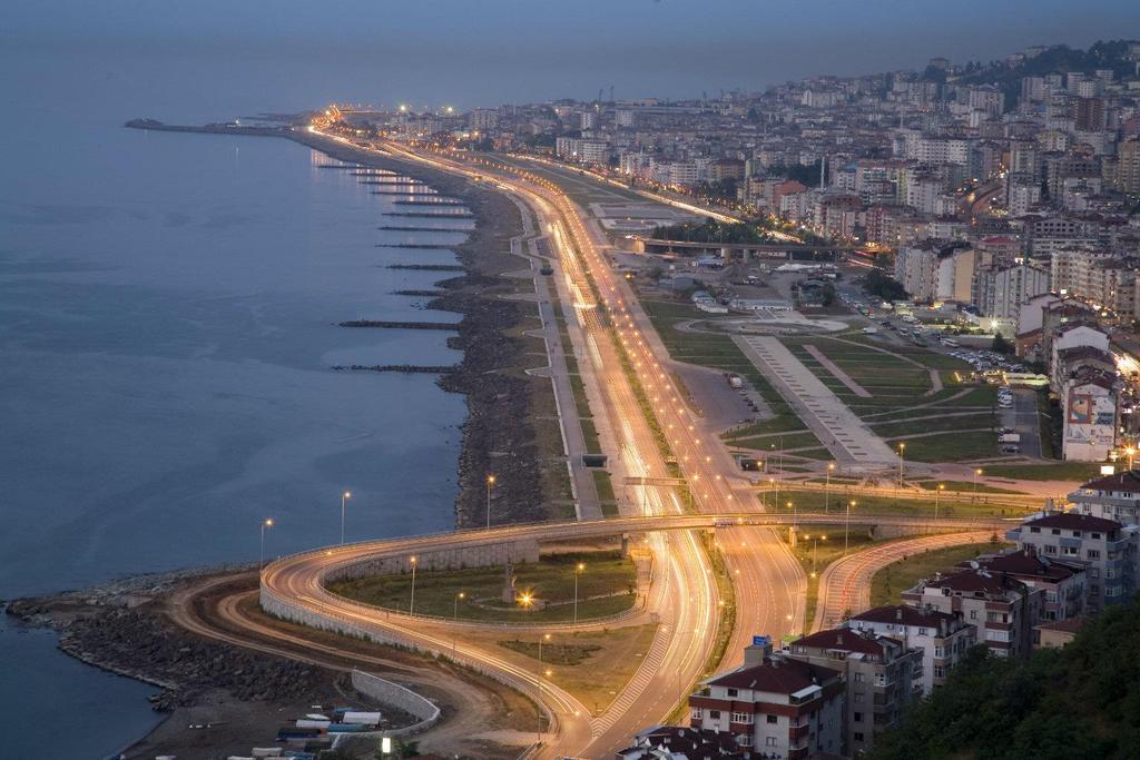 5 YILDA 784 KM YERALTI KABLOLU ŞEBEKE TESİS EDİLMİŞTİR Can ve mal güvenliği yönünden tehlike riski bulunan elektrik tesislerinin yenilenmesi veya yeraltına alınması çalışmalarına devam edilmektedir.