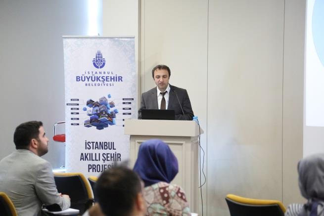 Sürdürülebilir Şehirlerde Kapsayıcılık, Katılımcılık ve Yönetişim sunumunda Türkiye Ekonomik ve Sosyal Etüdler Vakfı (TESEV) Araştırma Direktörü Dr.