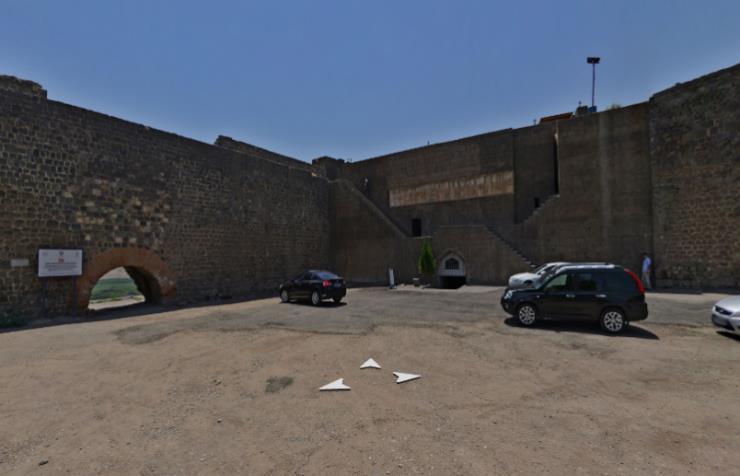 Suriçi tampon bölge dışında UNESCO Miras Alanı olan Diyarbakır Surları ve Burçlarının zarar gördüğü, Yenikapı, Keçi Burcu ve 63 nolu Fındık Burcu üzerine beton dökülerek bayrak direği ankraj