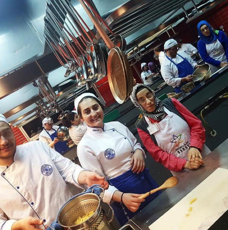 Usta öğretici Chef Yavuz Efe Başeğmez ve eşliğindeki öğrencilerimiz Vefa lisesi