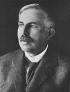 131 ERNEST RUTHERFORD (1871 1937) Doğduğu yer: Yeni Zelanda Kişilik özellikleri: Yeni Zellenda'ya göç etmiş Iskoçya'lõ bir ailenin 12 çocuğundan dördüncüsüydü. Babasõ tekerlek yapõmcõsõydõ.