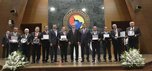Ankara Ticaret Borsası Yönetim Kurulu Üyesi Murat Başar ın da plaketle ödüllendirildiği törene, çok sayıda bakan, TOBB