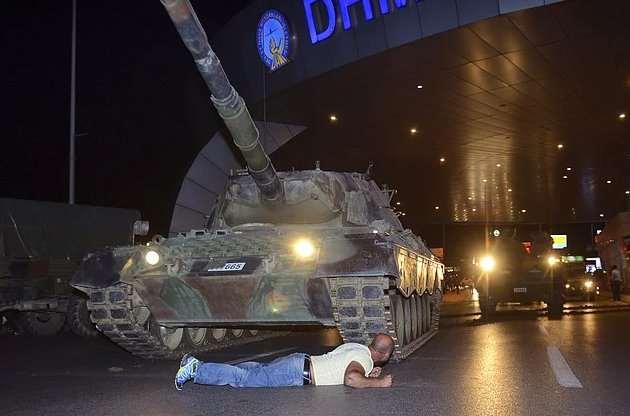 Dış güçlerin güdümünde gerçekleştirilen olaylar karşısında gerek siyasi iradenin halkın kendisine verdiği yetkiyi her ne pahasına olursa olsun sahip çıkmaları, gerekse halkımızın destansı bir direniş