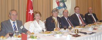 Rotary, iş ve meslek sahiplerinin hizmet kuruluşudur. İZMİR ROTARY KULÜBÜ 2440.