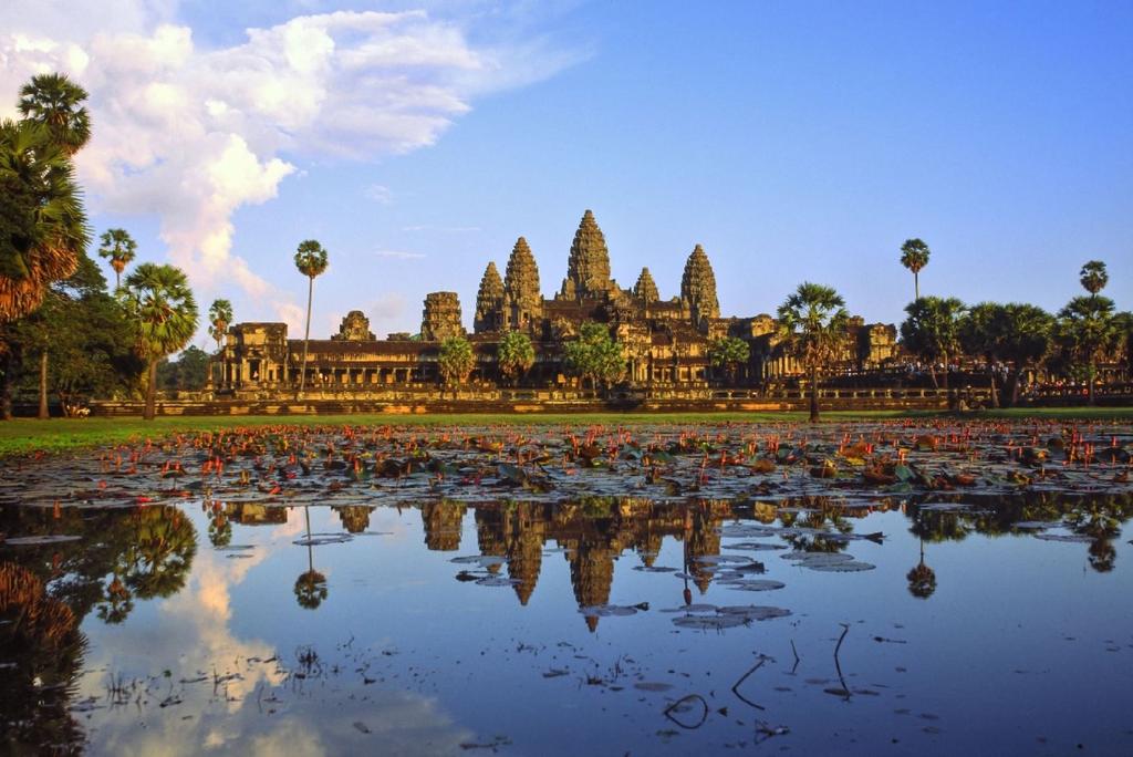 Angkor Wat manzarasına karşı, yerlerimizi aldıktan sonra, kahvaltımızı da kutularla manzaraya karşı yapacağımız bir güne başlıyoruz.