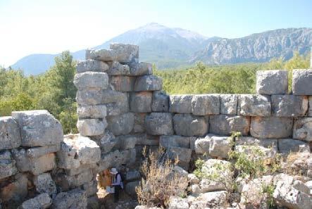 güneybatısından aquaeductus a paralel, kyklopik derecede büyük bloklardan inşa edilmiş bir istinat duvarı uzanmaktadır. Kimi kısımlada 3-3.5 m.