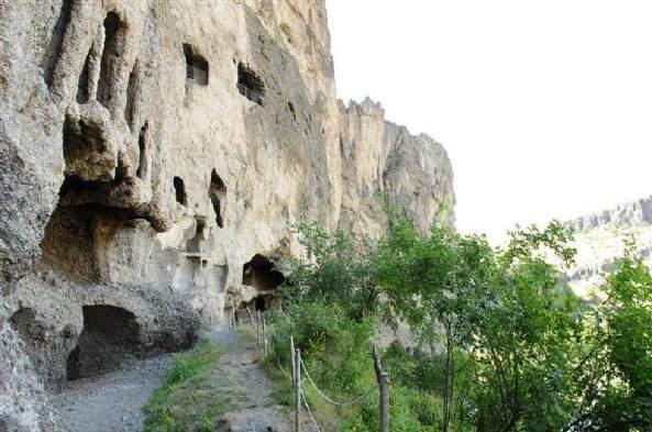 dağın parçalanmasıyla yukarı katlara çıkan merdivenlerin bazıları açıkta kalmış tarihi bir görünüm arz etmektedir.