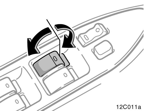 Bölüm 1-2 Anah tar lar ve Ka pý lar Otomatik cam kilitleme düðmesi Otomatik kullaným: Düðmeyi tamamen itiniz ya da tamamen çekiniz ve serbest býrakýnýz. Cam tamamen açýlacak ya da kapanacaktýr.