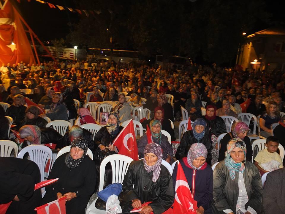 11: DEMOKRASĠ NÖBETĠNĠN FĠNALĠ YAPILDI Havran'da Meydanlar her zaman olduğu gibi bugünde demokrasiye sahip çıkan binlerce vatandaģlarla doldu taģtı. Havranlılar meydanlarda demokrasi nöbeti tutuyor.