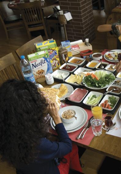 24 konsept Brunch keyfi Nestlé NESFIT le sa l k Kahvalt l k gevrekler kahvalt aç s ndan zengin içeri inin yan s ra ülkemizde çok düflük olan süt tüketimini de destekliyor.