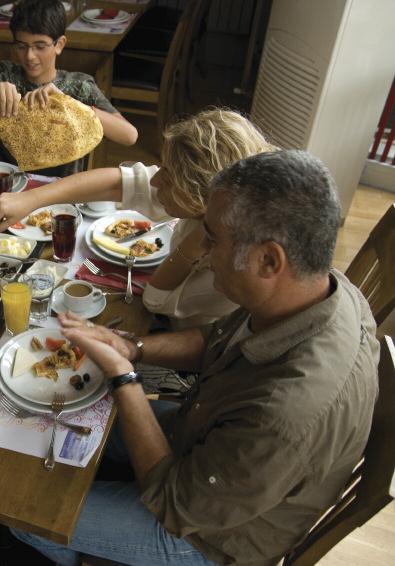 Nestlé CHOKELLA n n bol ç kolatal tad... Mutlu bir brunch' n garantisi... Nestlé CHOKELLA y llard r büyük küçük herkesin vazgeçilmezi.