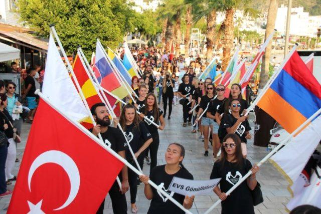 Etkinlik kapsamında, festival gönüllüleri ve dansçılar tarafından, Kumbahçe Meydanı ndan Bodrum Kalesi ne kadar Bodrum sokaklarında kortej yürüyüşü gerçekleştirildi.