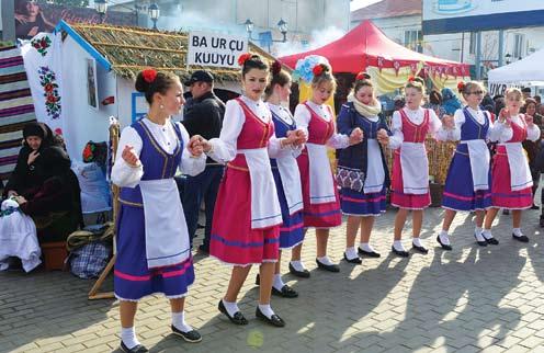 Gagauz şarabın yortusu başladı ondan, ani musaafirlerä hem hepsinä kim geldi bu yortuya, Gagauz milli teatrusunun artistleri, Düz Ava hem Evelki Düz Ava ansamblilerin artistleri gösterdilär nicä